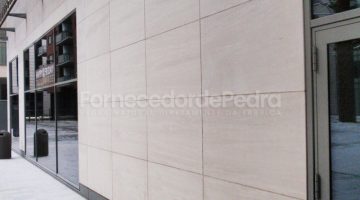 Fachada exterior em pedra Moca Creme