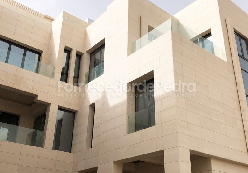 Fachada exterior com Moca Creme em casa no Kuwait